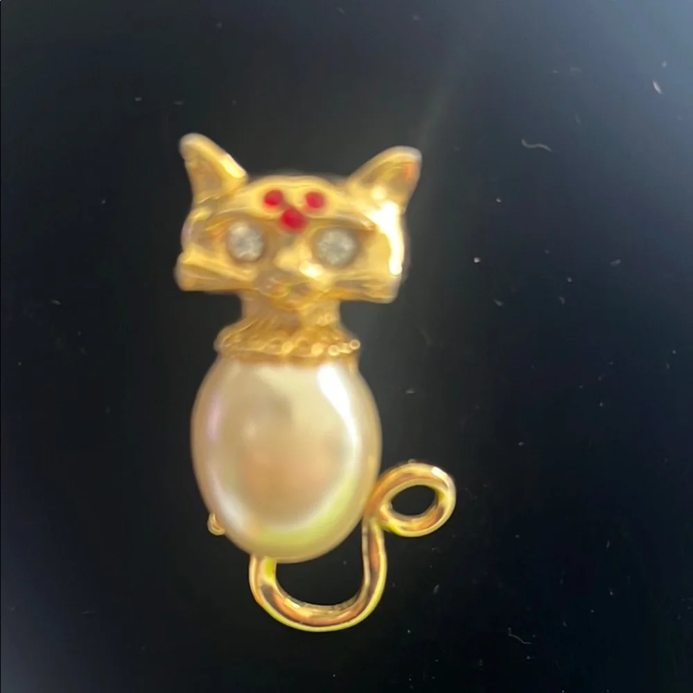 Elegant Gold and Pearl Cat Brooch